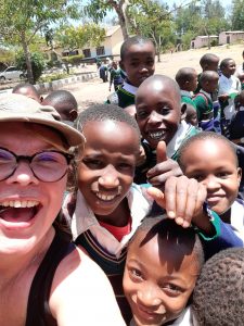 Blogin kuvituskuvassa Nina Tervala ja oppilaita Afrikassa